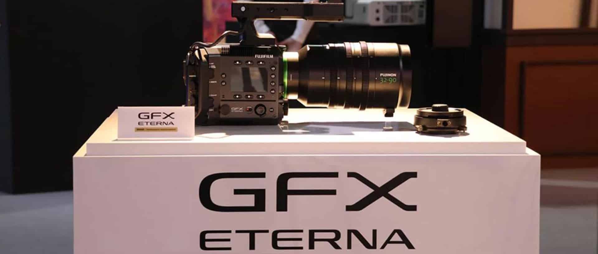 Tournage vidéo d'entreprise : caméra Fujifilm GFX Eterna exposée sur socle lors d'une démonstration