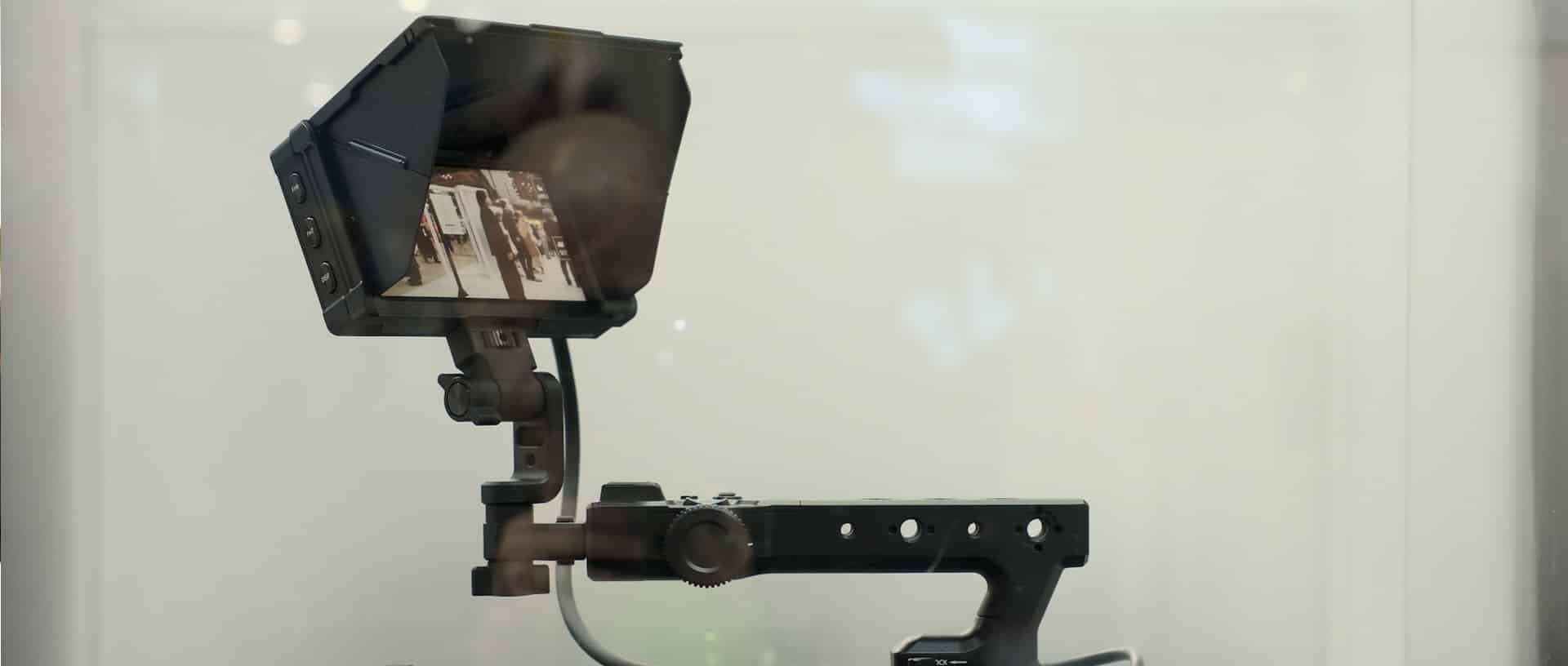 Tournage vidéo d'entreprise : moniteur de caméra Fujifilm GFX Eterna affichant une scène en tournage