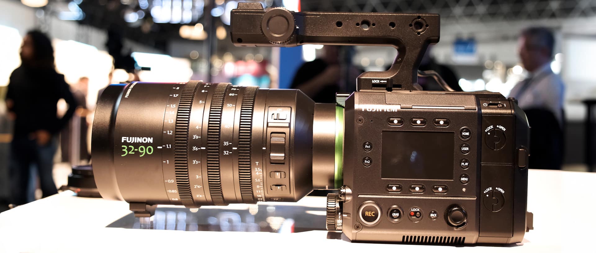Tournage vidéo d'entreprise à Lyon : caméra Fujifilm GFX Eterna équipée d'une optique Fujinon 32-90