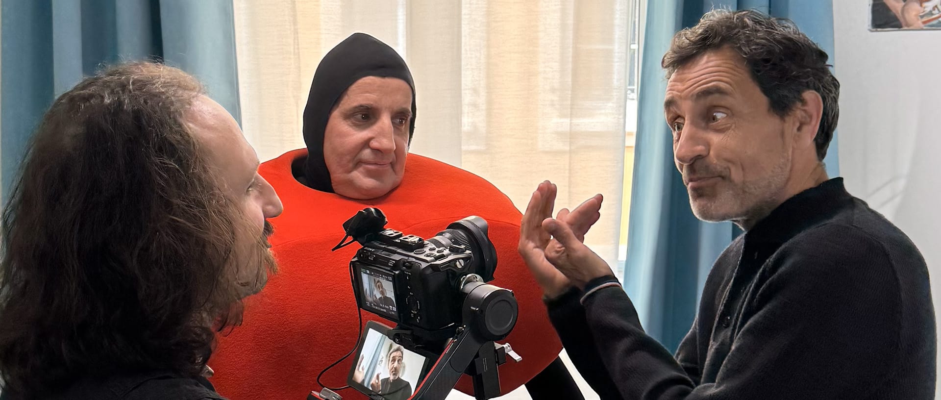 Tournage vidéo d'entreprise pour Bail Rénov' : réalisateur filmant un comédien costumé et un intervenant en discussion