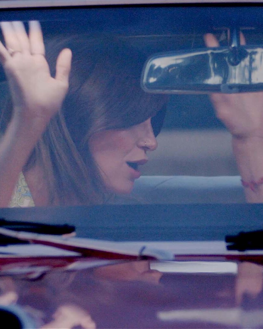 Couple en voiture ancienne, bras levé, ambiance road-trip — film de marque pour les 85 ans d'EFI Automotive, équipementier automobile