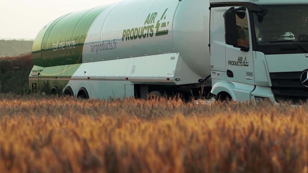 Camion-citerne Air Products en champ de blé, acteur mondial de l'énergie industrielle, film d'entreprise