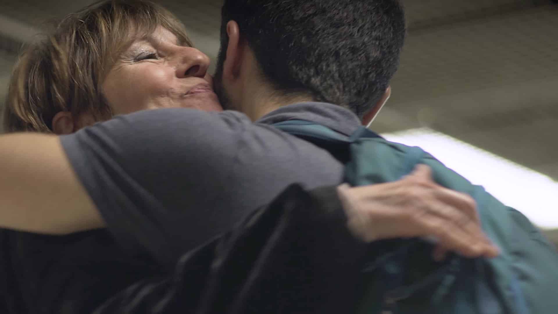 Retrouvailles émouvantes entre deux personnages, film d'entreprise Aéroport Marseille Provence, transport de voyageurs