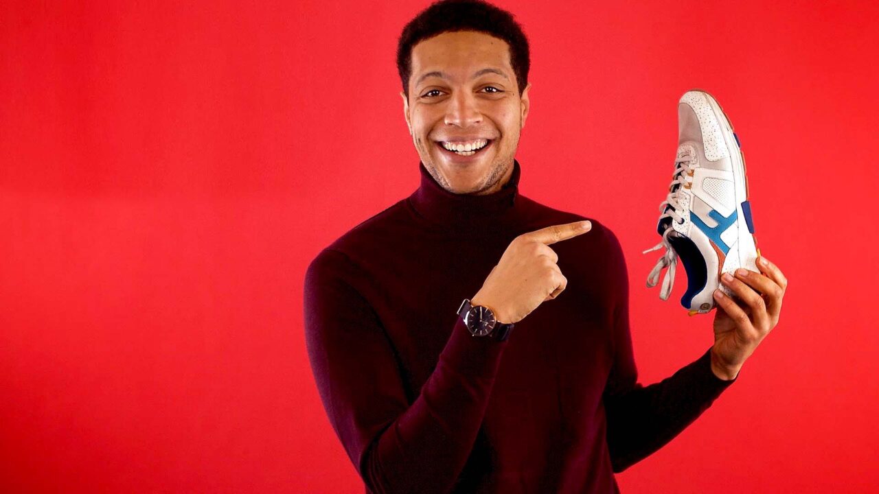 Collaborateur souriant tenant une sneaker, film de recrutement pour APICIL, groupe assureur santé