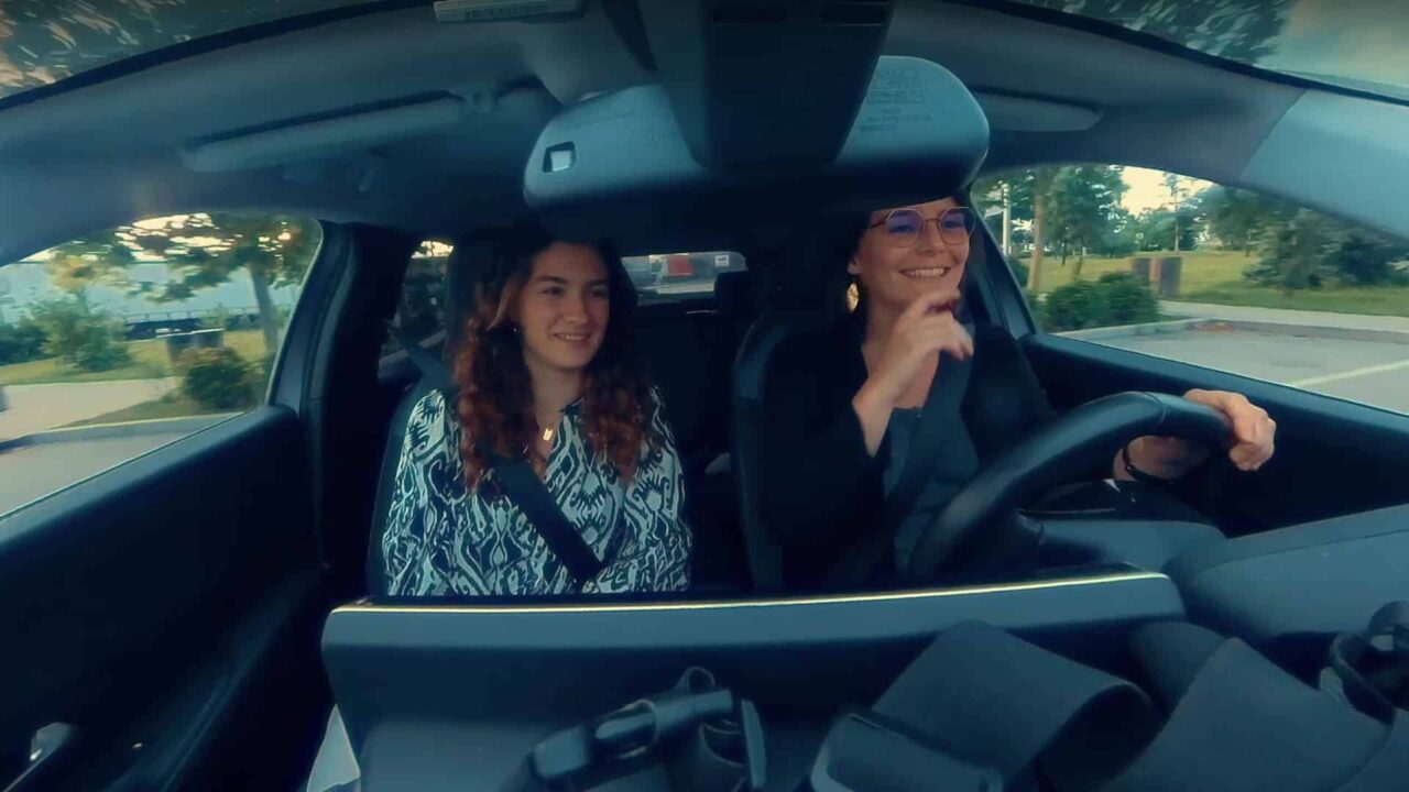 Deux femmes souriantes en voiture, service Nirio d'APRR, opérateur autoroutier, vidéo institutionnelle