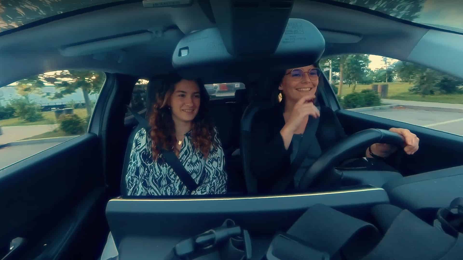 Deux femmes souriantes en voiture, service Nirio d'APRR, opérateur autoroutier, vidéo institutionnelle