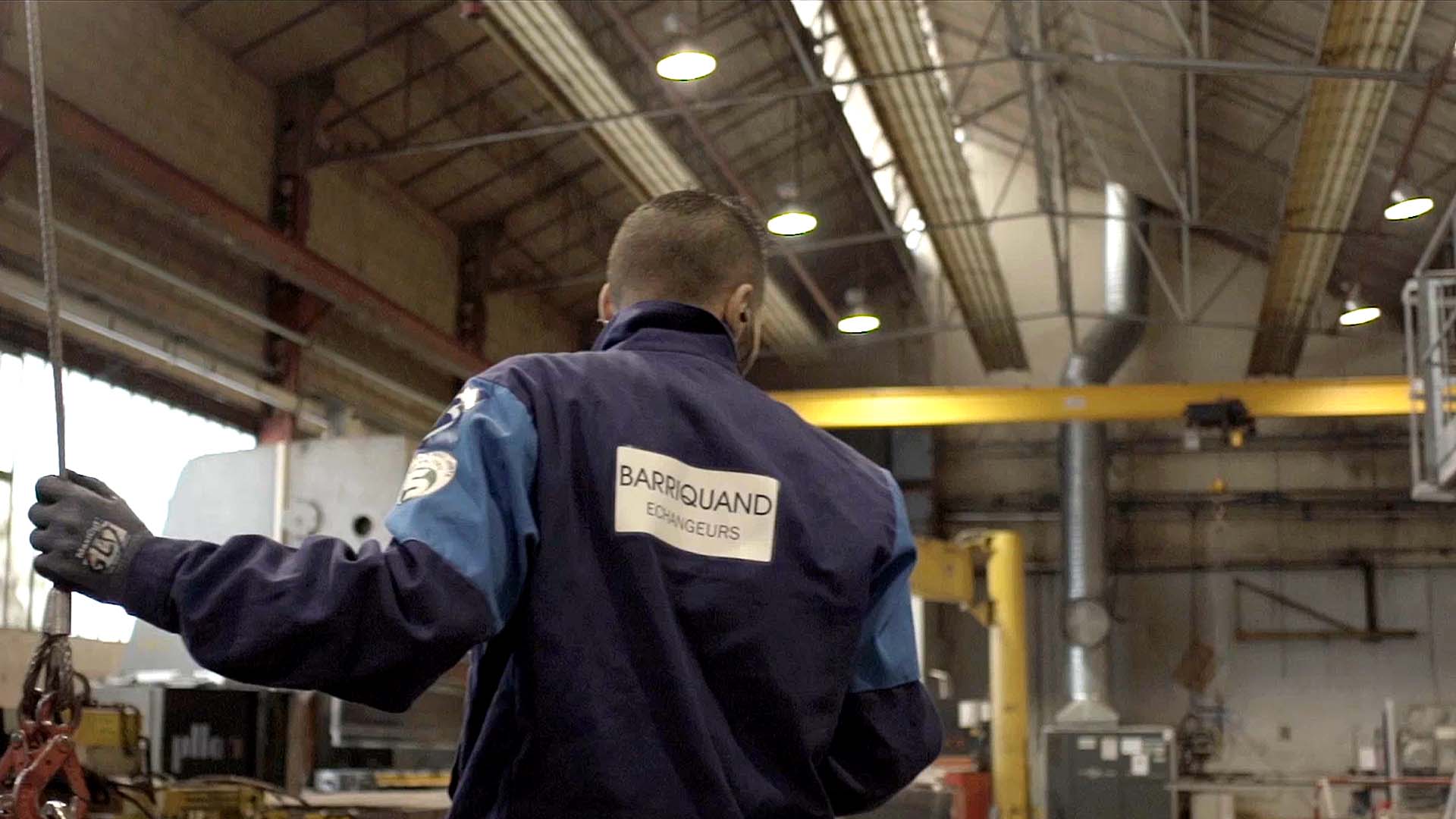 Technicien Barriquand en atelier de fabrication d'échangeurs thermiques, film d'entreprise industriel