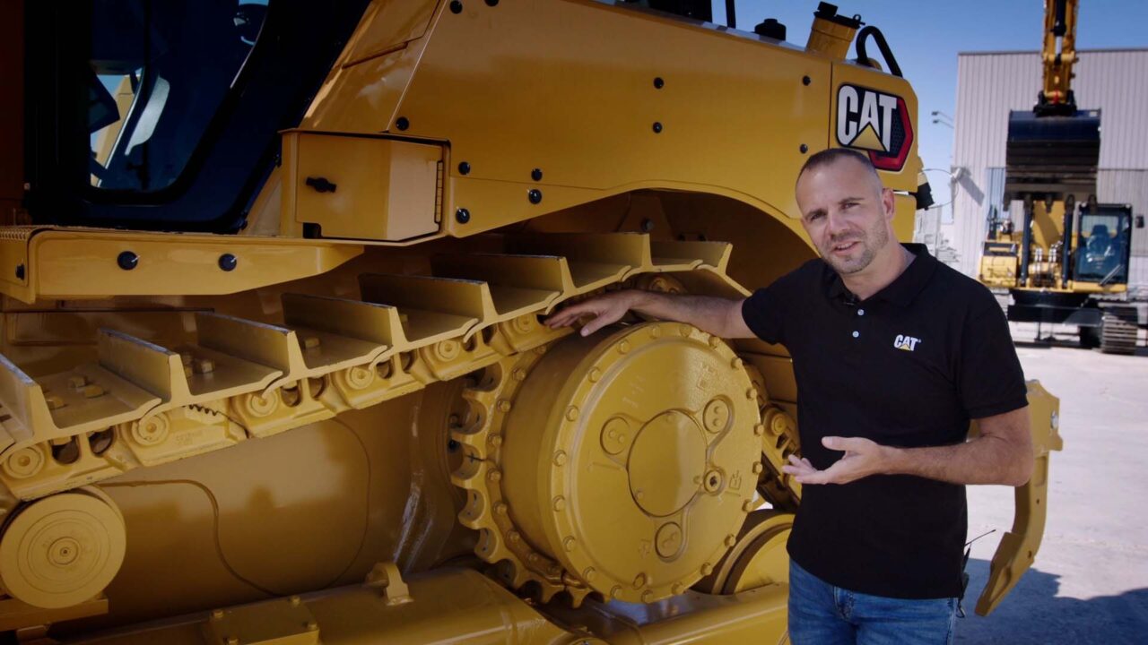 Expert Caterpillar présentant un bulldozer CAT, film de marque Bergerat Monnoyeur, engins de chantier