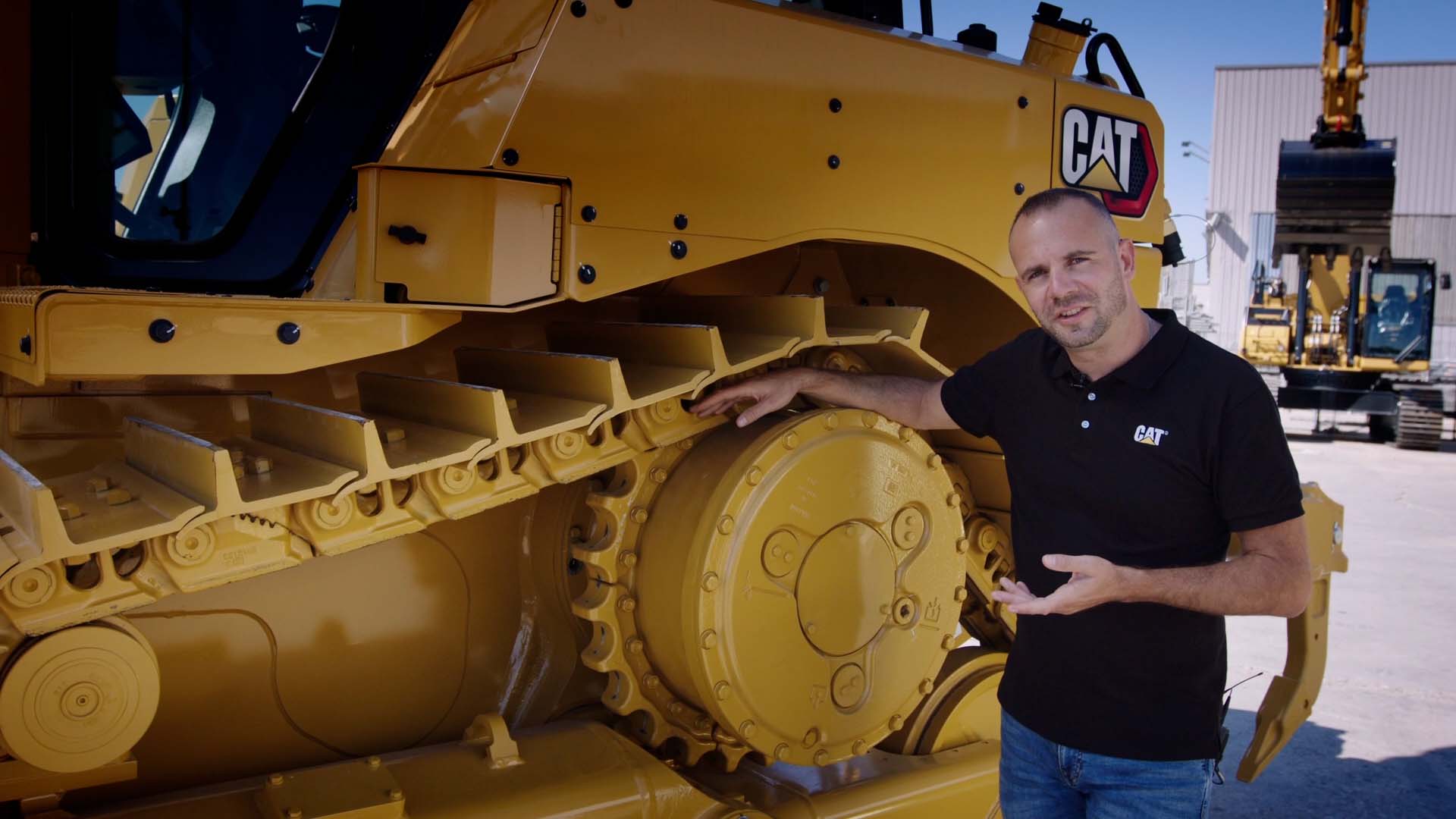Expert Caterpillar présentant un bulldozer CAT, film de marque Bergerat Monnoyeur, engins de chantier