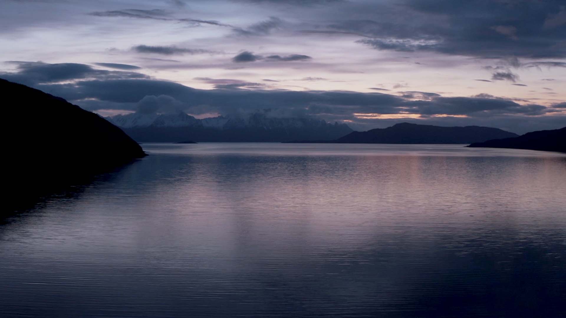 Fjord norvégien au crépuscule, eaux calmes et montagnes — film marque employeur Bureau Veritas Norway, certification et inspection