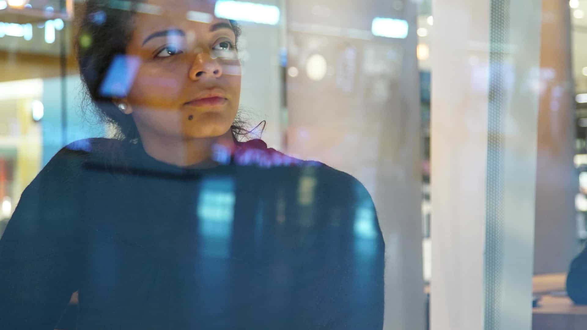 Collaboratrice Bureau Veritas vue à travers une vitre, film de recrutement pour ce groupe d'inspection