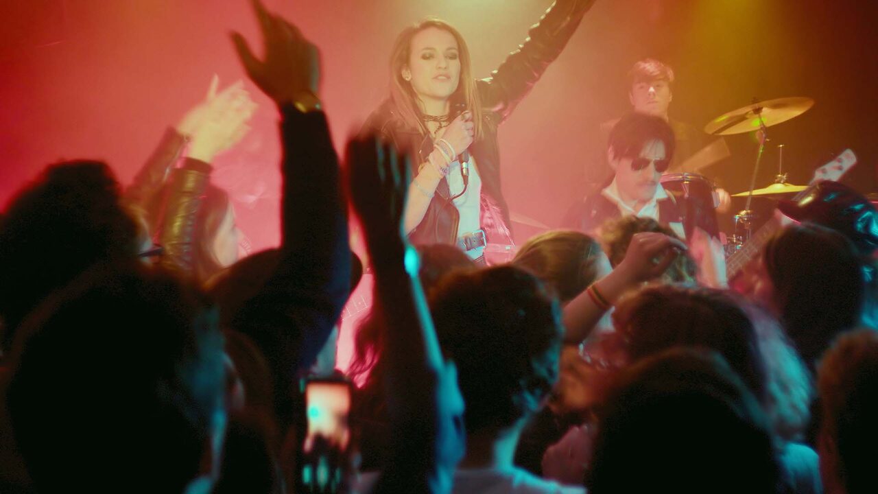 Chanteuse rock sur scène face à une foule, extrait du film d'entreprise Carestream Dental, spécialiste de l'imagerie dentaire