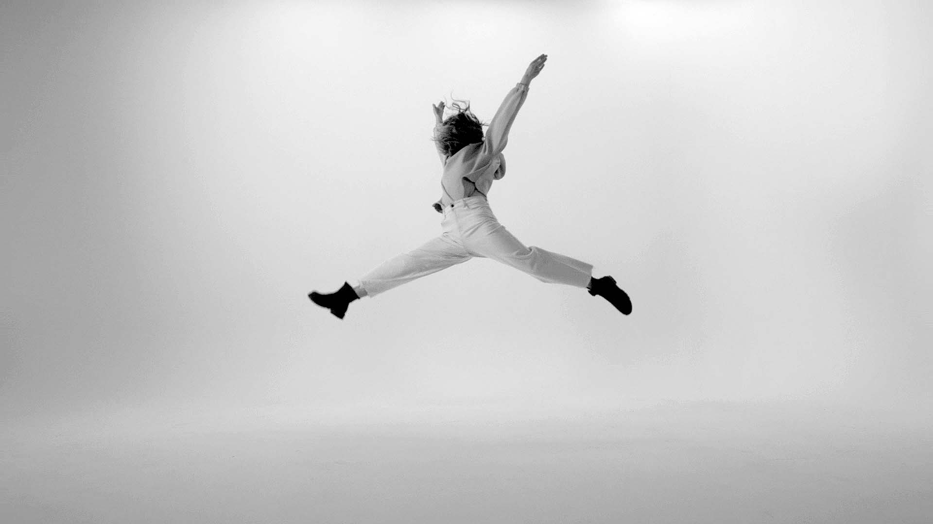 Danseuse en plein saut sur fond épuré, campagne vidéo Carestream Dental, dispositif médical dentaire