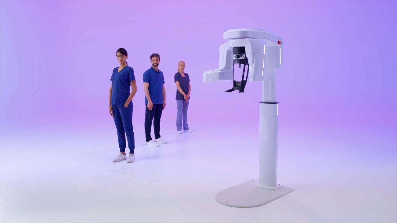 Équipe médicale face au scanner CBCT CS 8200 Neo Edition, film publicitaire Carestream Dental, imagerie dentaire