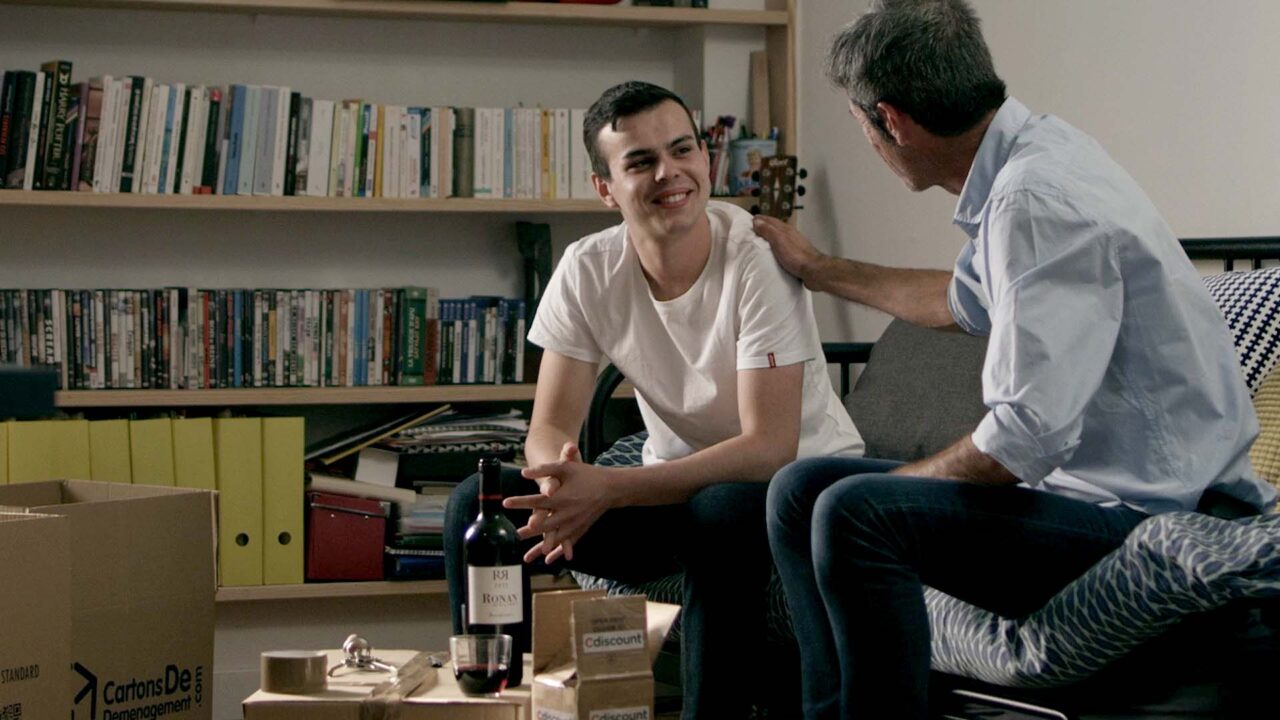 Jeune homme et homme plus âgé complices dans un appartement avec cartons Cdiscount, film de marque pour ce leader du e-commerce