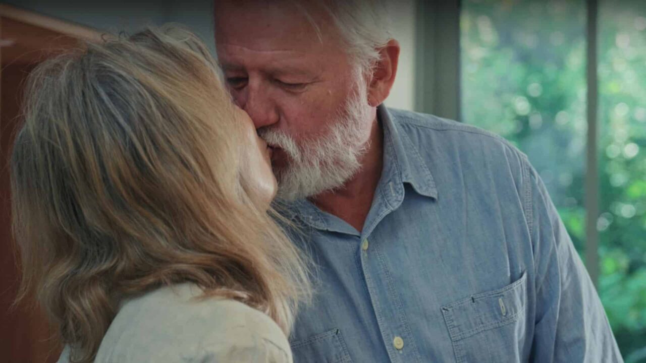Couple de seniors s'embrassant, scène intime pour le film de marque de L'Assurance Retraite