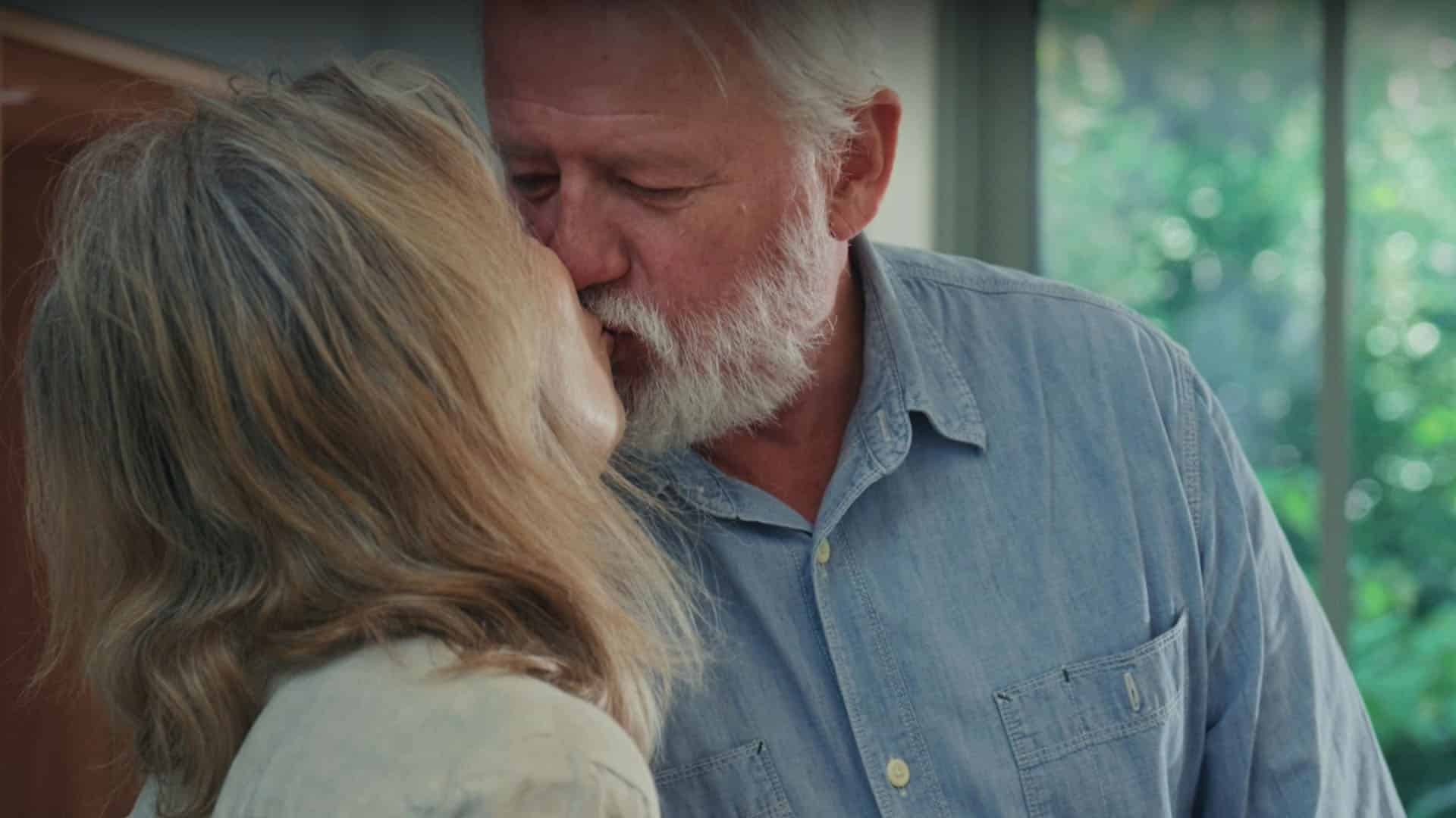 Couple de seniors s'embrassant, scène intime pour le film de marque de L'Assurance Retraite