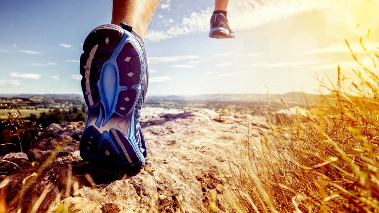 Foulée de trail sur rocher ensoleillé, symbole de l'engagement ISR d'Ecofi Investissements, film d'entreprise
