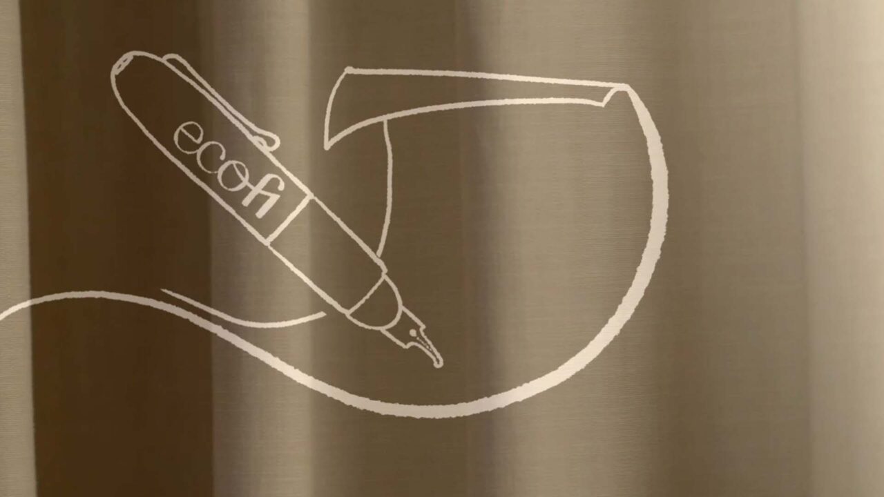 Stylo plume Ecofi dessinant une coupe animée sur fond doré, vidéo institutionnelle finance et assurance