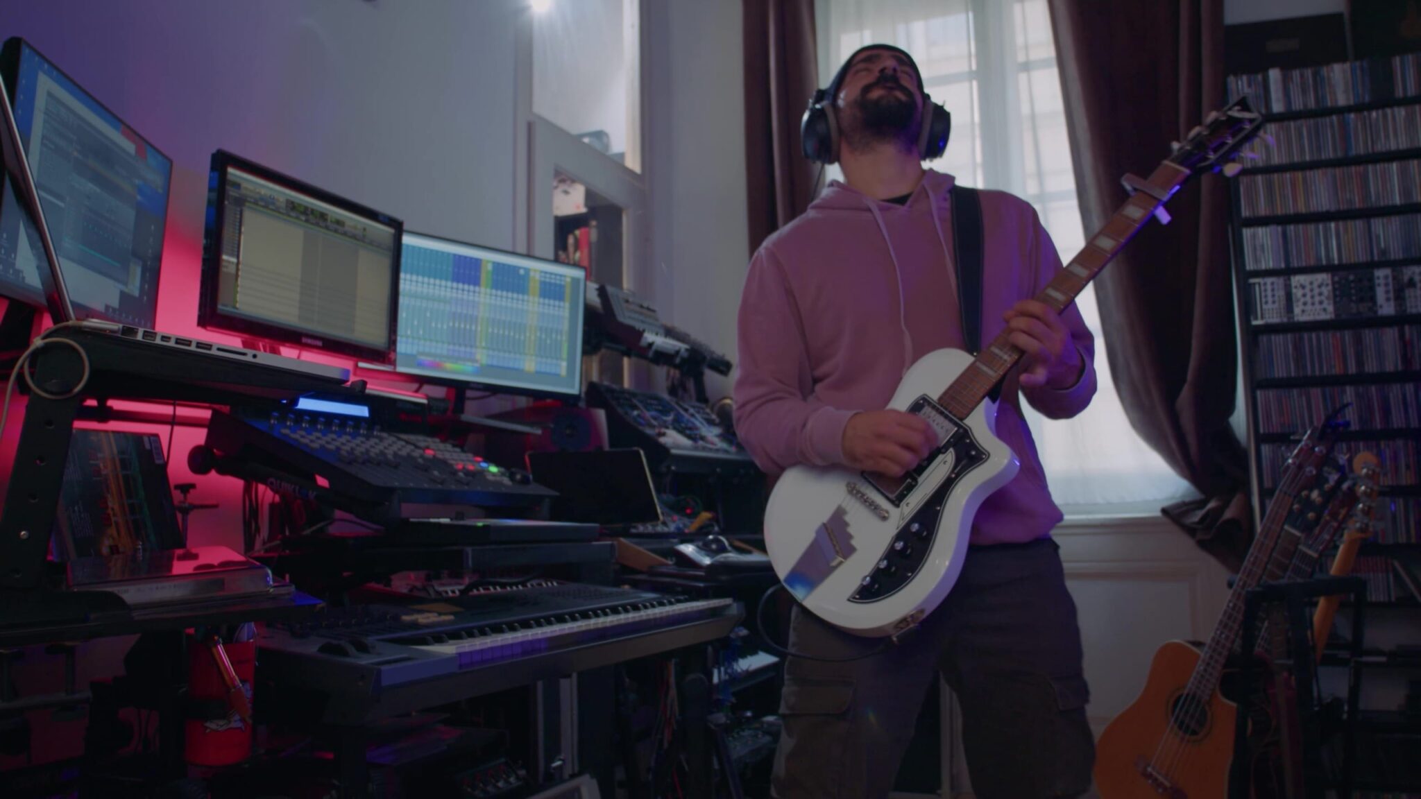 Guitariste en studio d'enregistrement, film publicitaire Eodom, prestataire de services aux entreprises