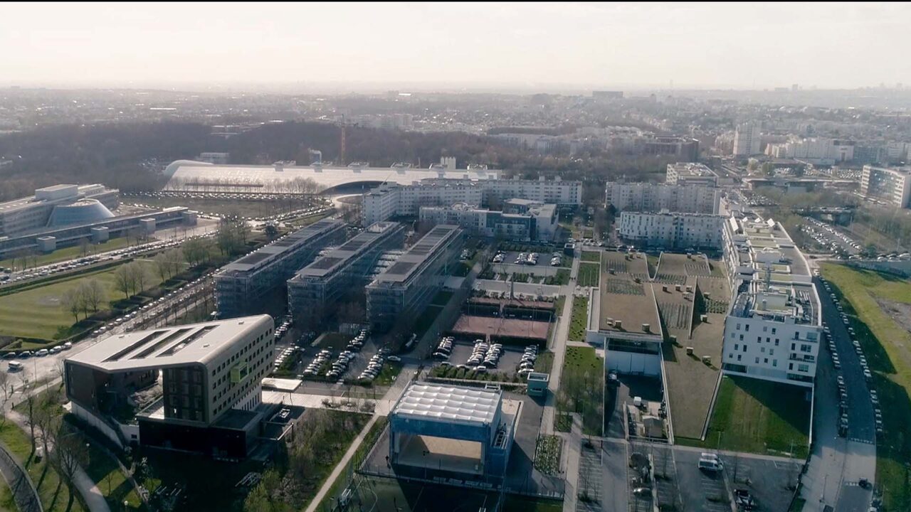 Vue aérienne d'un quartier d'affaires francilien pour EpaMarne, aménageur immobilier, film de marque