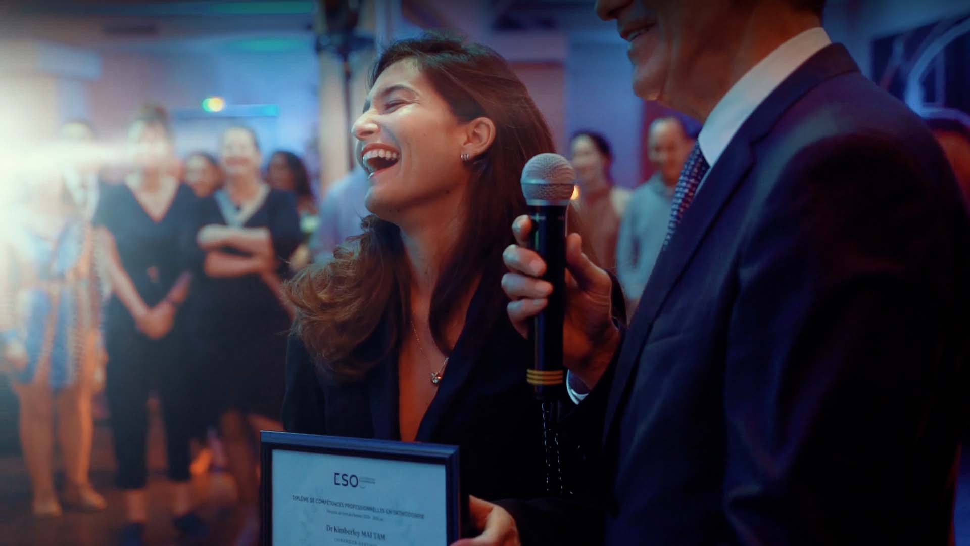 Lauréate tenant son diplôme ESO lors de la soirée de remise à Deauville, résumé vidéo d'événement pour l'École Supérieure d'Orthodontie