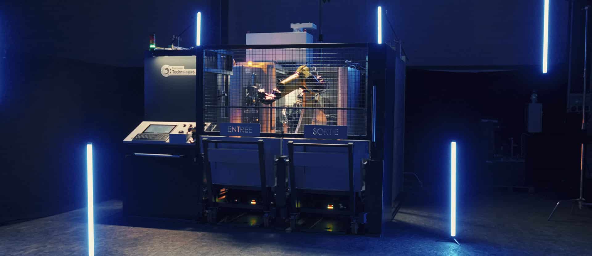 Robot Compagnon 840 éclairé en bleu, film de marque pour Forézienne, spécialiste de l'affûtage