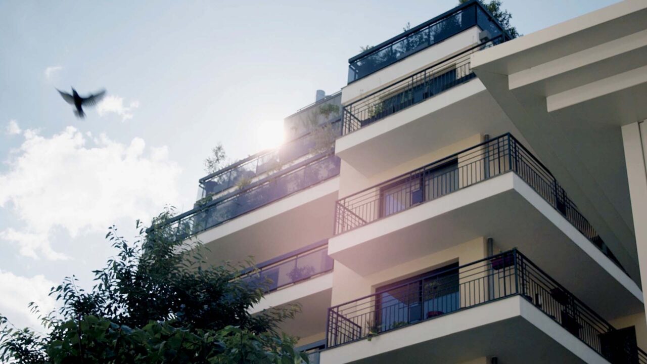 Façade d'immeuble de prestige avec balcons végétalisés, vidéo institutionnelle Franco Suisse promoteur immobilier