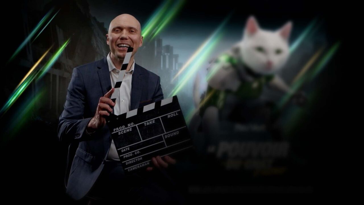 Présentateur tenant un clap de cinéma, vidéo institutionnelle Feu Vert enseigne automobile