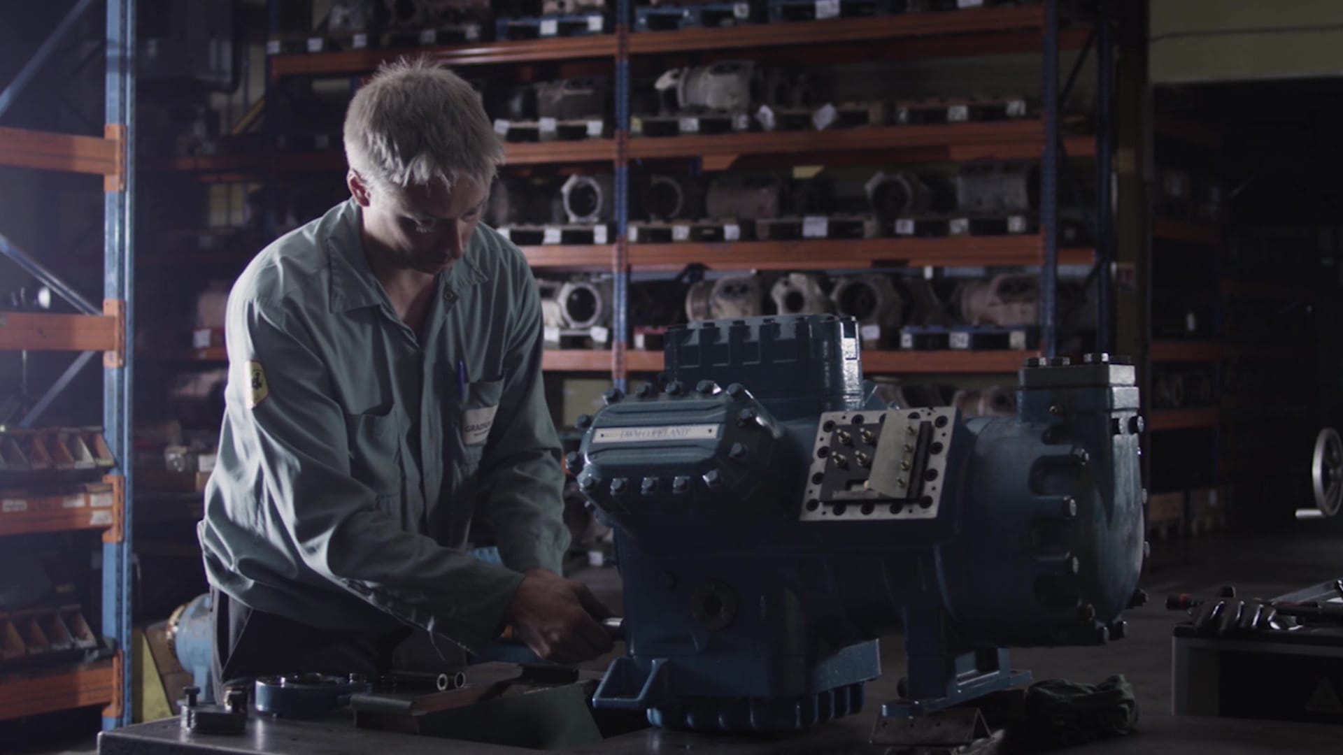 Technicien révisant un compresseur frigorifique en entrepôt — vidéo institutionnelle Gradius Remanufacturing