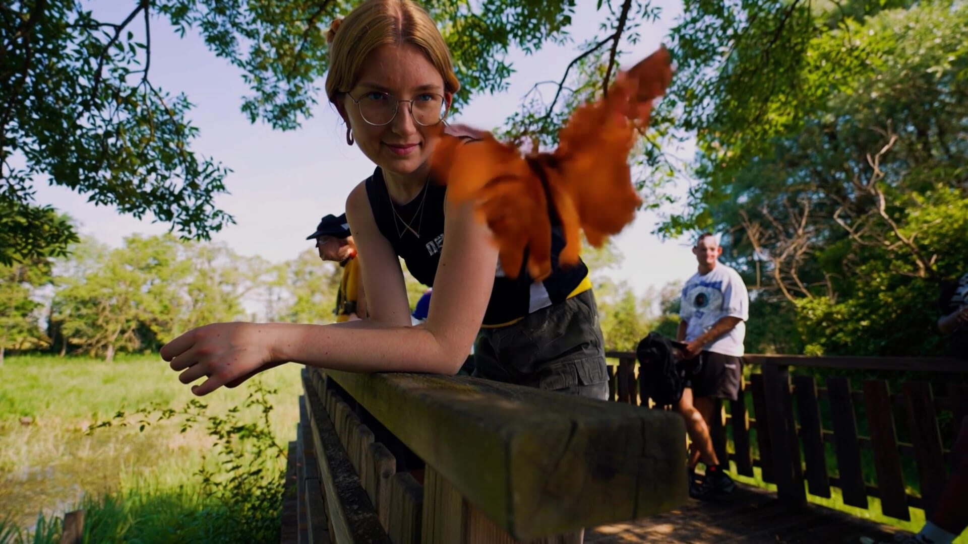 Étudiante sur un pont en nature avec figurine, vidéo institutionnelle ISE école de l'environnement