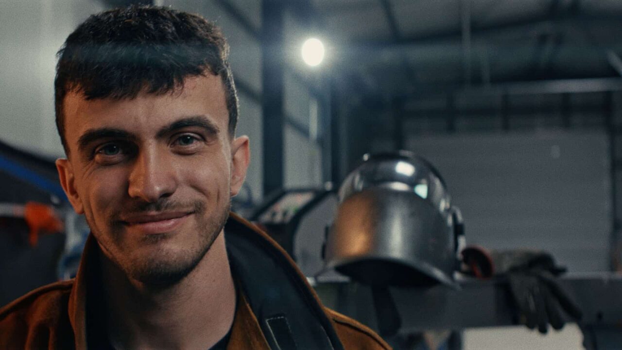 Technicien souriant en atelier JPM Group, constructeur de carrosseries industrielles — vidéo institutionnelle
