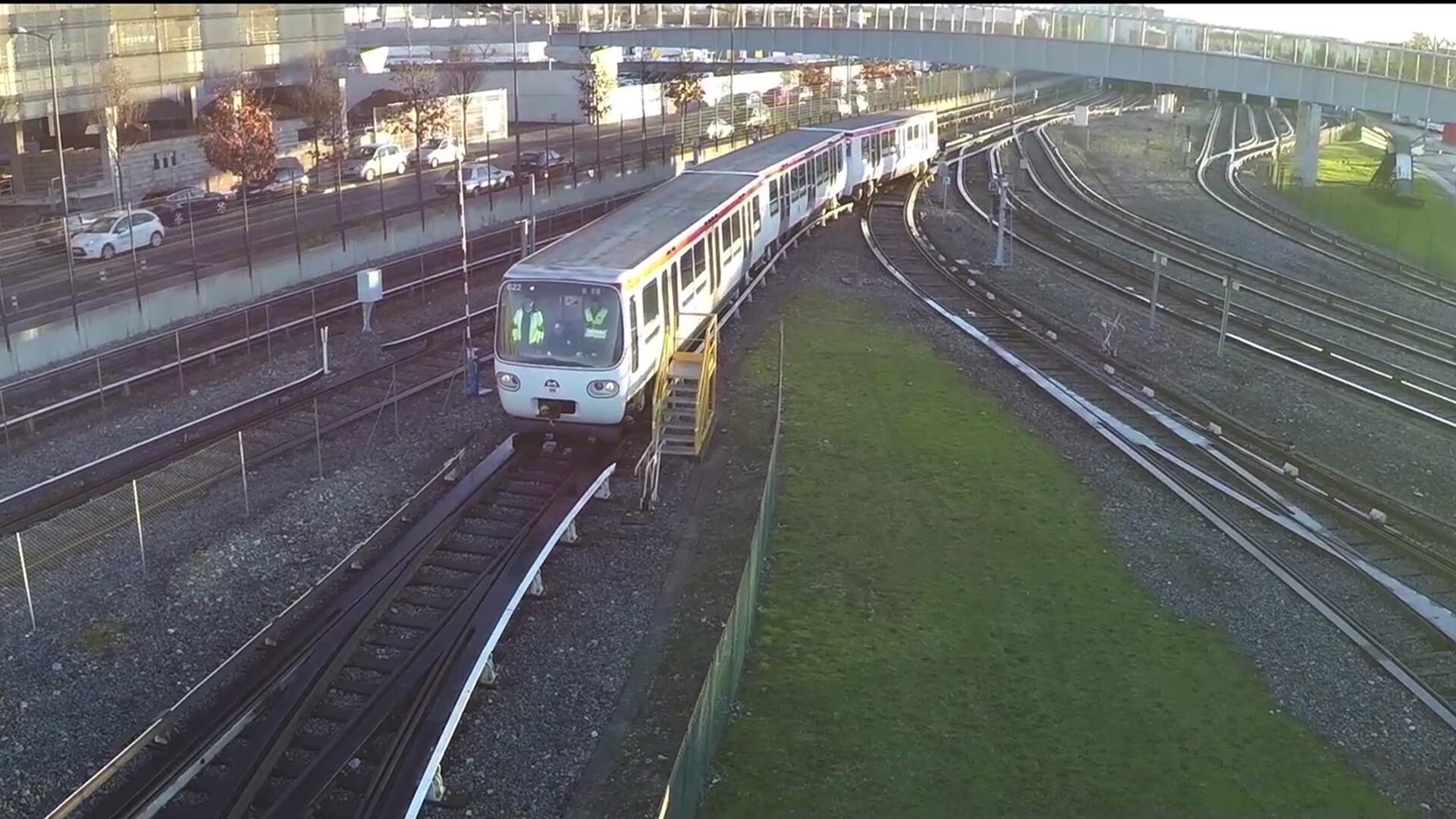Rame de métro TCL en virage, vue drone — Keolis Lyon, transport de voyageurs, film de marque