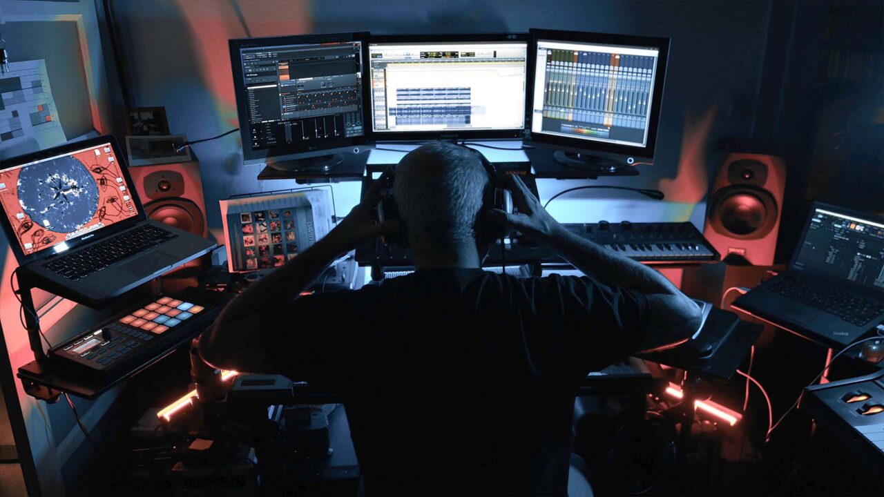 Studio son en lumière tamisée, ingénieur audio aux commandes, résumé vidéo d'événement Keolis transport de voyageurs