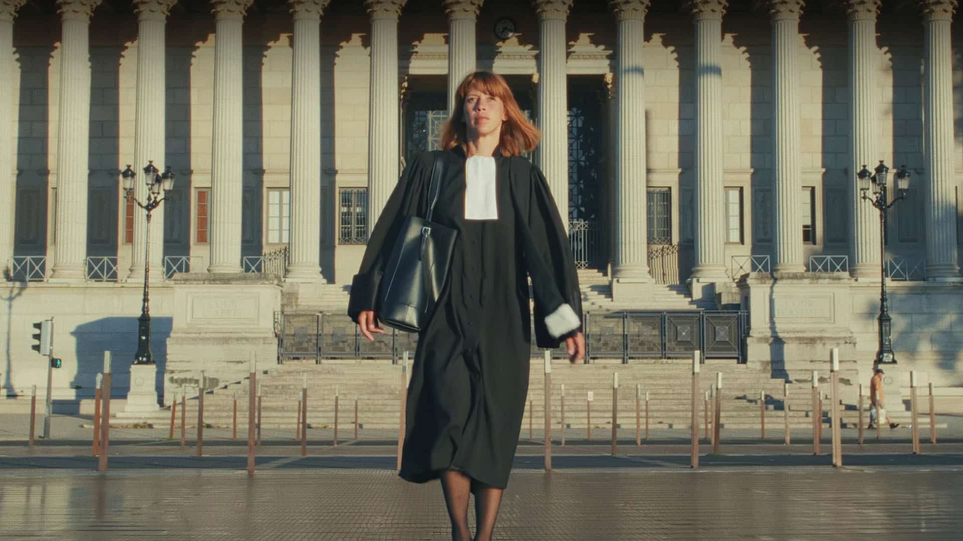 Avocate en robe marchant devant un palais de justice, film d'entreprise Kerialis assureur