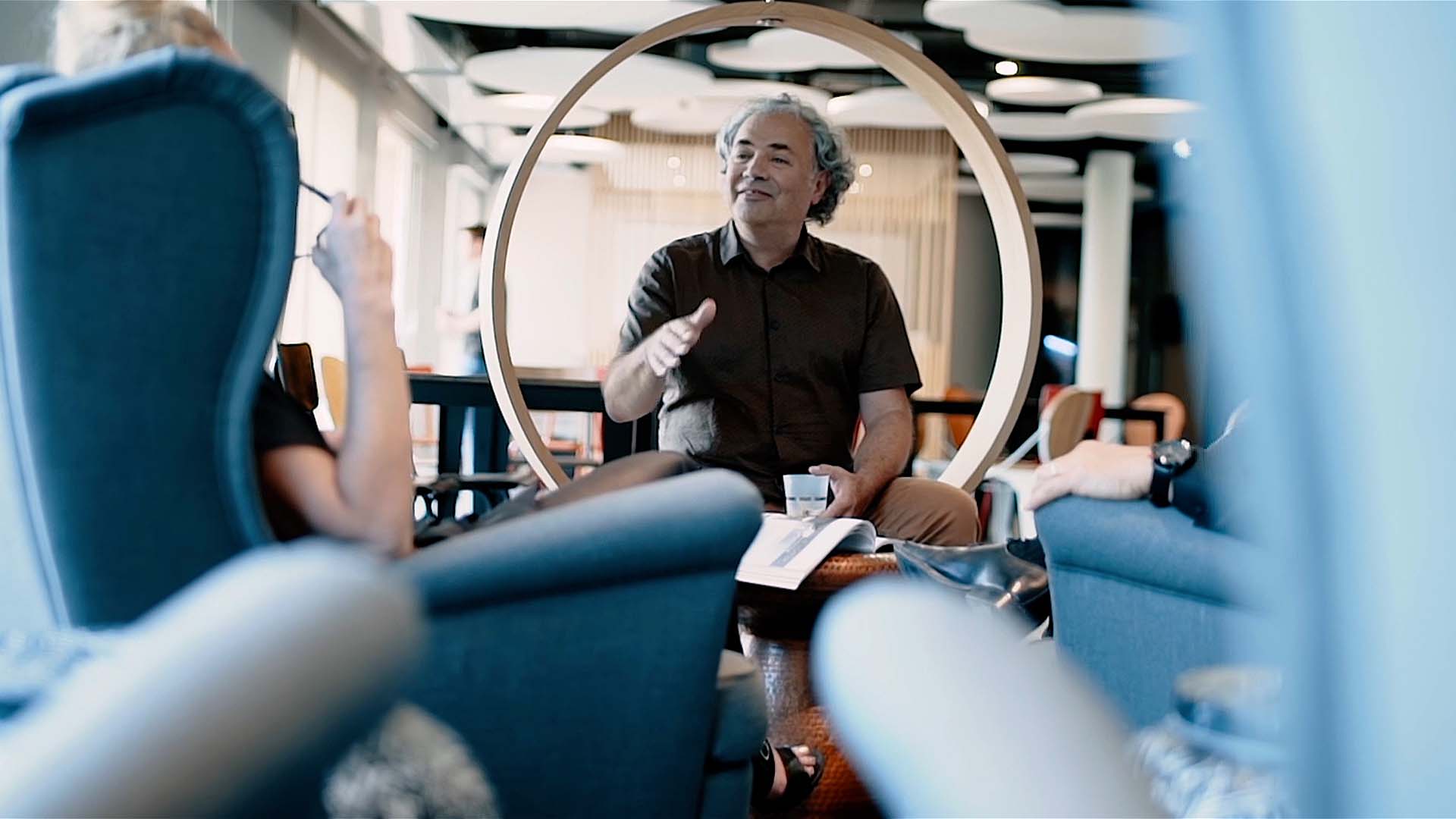 Dirigeant de Korus en échange dans le salon du Hangar, film de marque agencement d'espaces professionnels