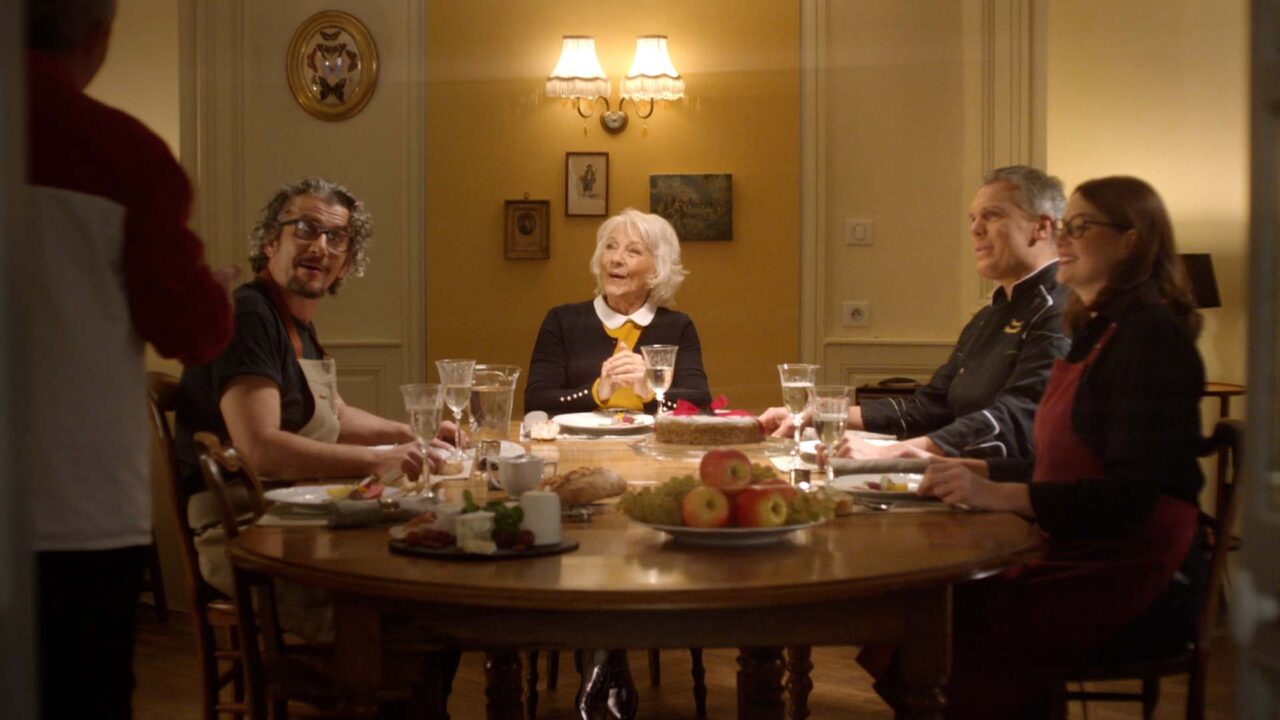 Famille attablée pour un repas convivial, spot TV E.Leclerc grande distribution axé sur le local