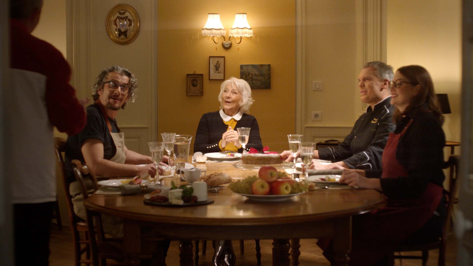 Famille attablée pour un repas convivial, spot TV E.Leclerc grande distribution axé sur le local