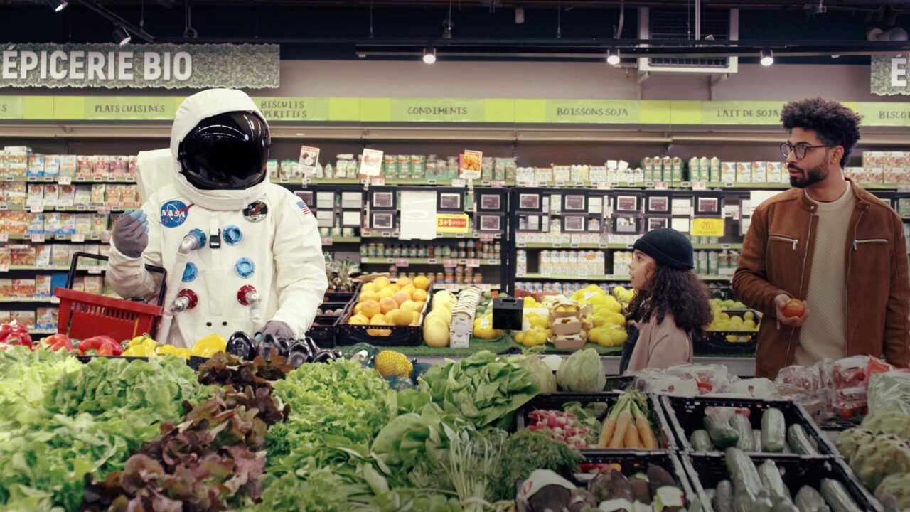 Astronaute en combinaison spatiale dans une épicerie bio, spot comique pour Smart Good Things, boissons agroalimentaires