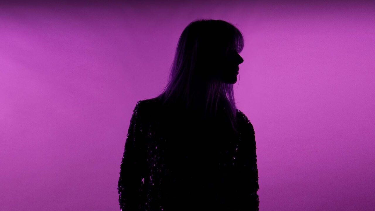 Silhouette féminine pailletée sur fond violet, film publicitaire Mademoiselle Zingara, accessoires made in France