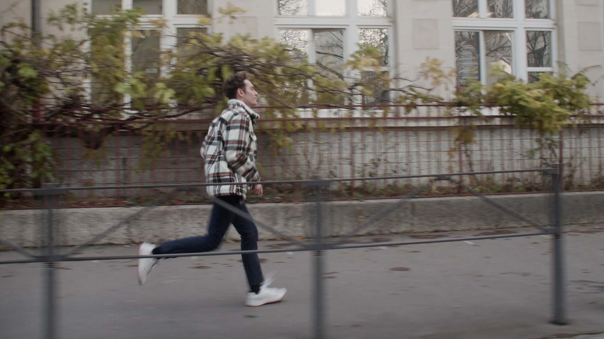 Homme courant dans une rue urbaine, vidéo institutionnelle Nexans Nx'Tag, leader du câble industriel