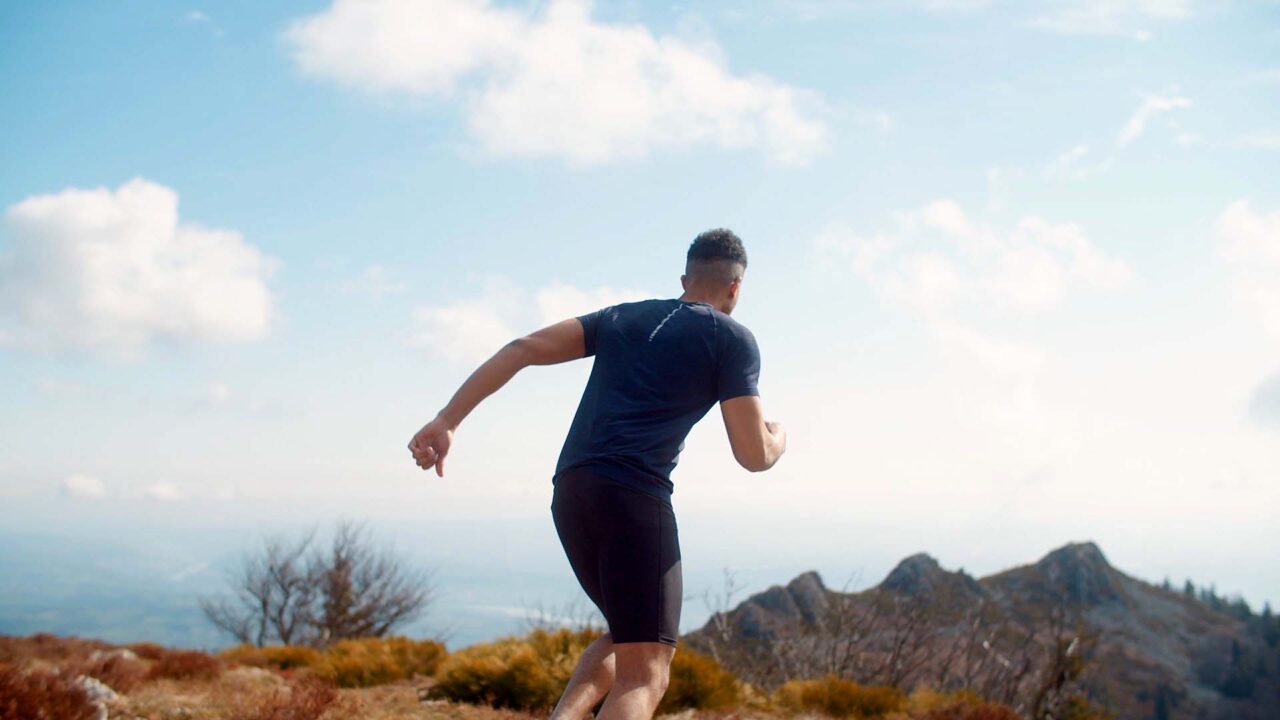 Coureur gravissant un sommet montagneux, campagne vidéo Lindahl's, nutrition sportive agroalimentaire