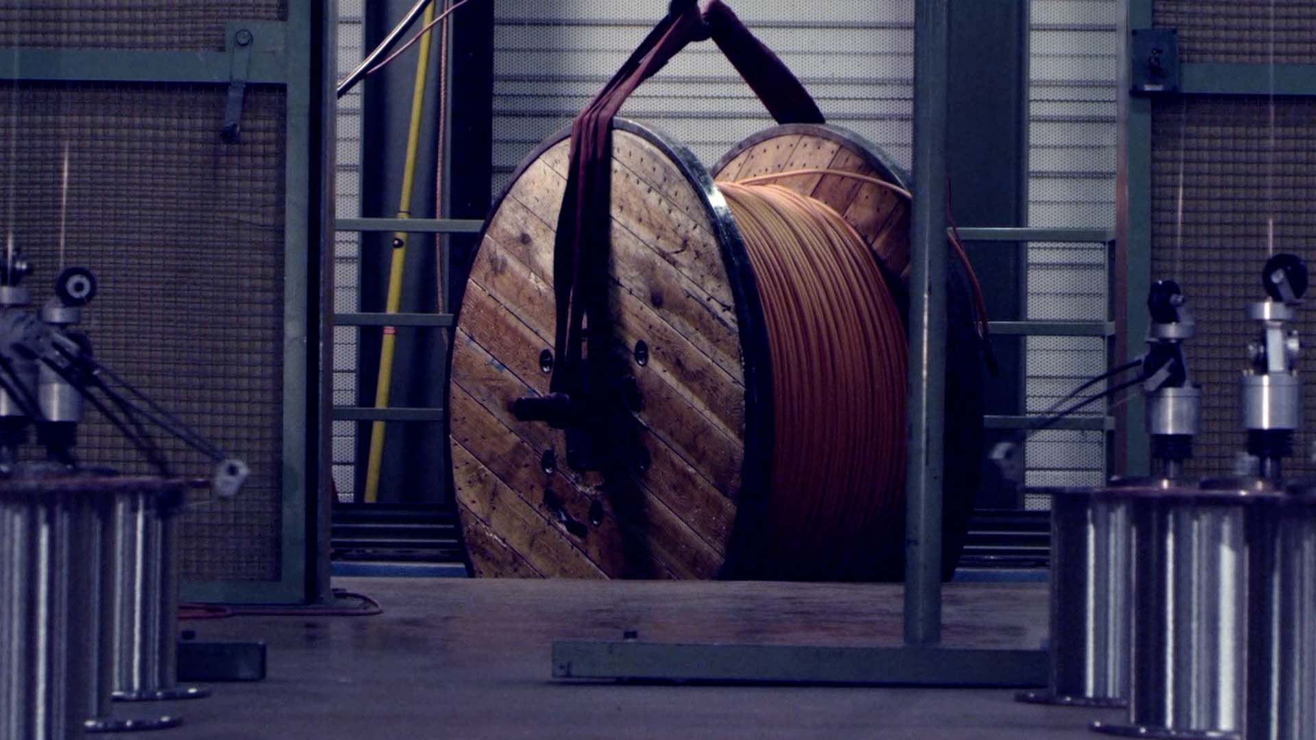 Bobine de câble cuivré en atelier, Omerin fabricant de câbles industriels extrêmes, vidéo corporate