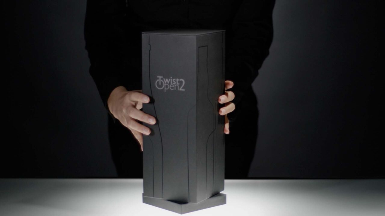Packaging noir Twist 2 Open tenu en studio, film publicitaire pour Promocean, expert POSM retail