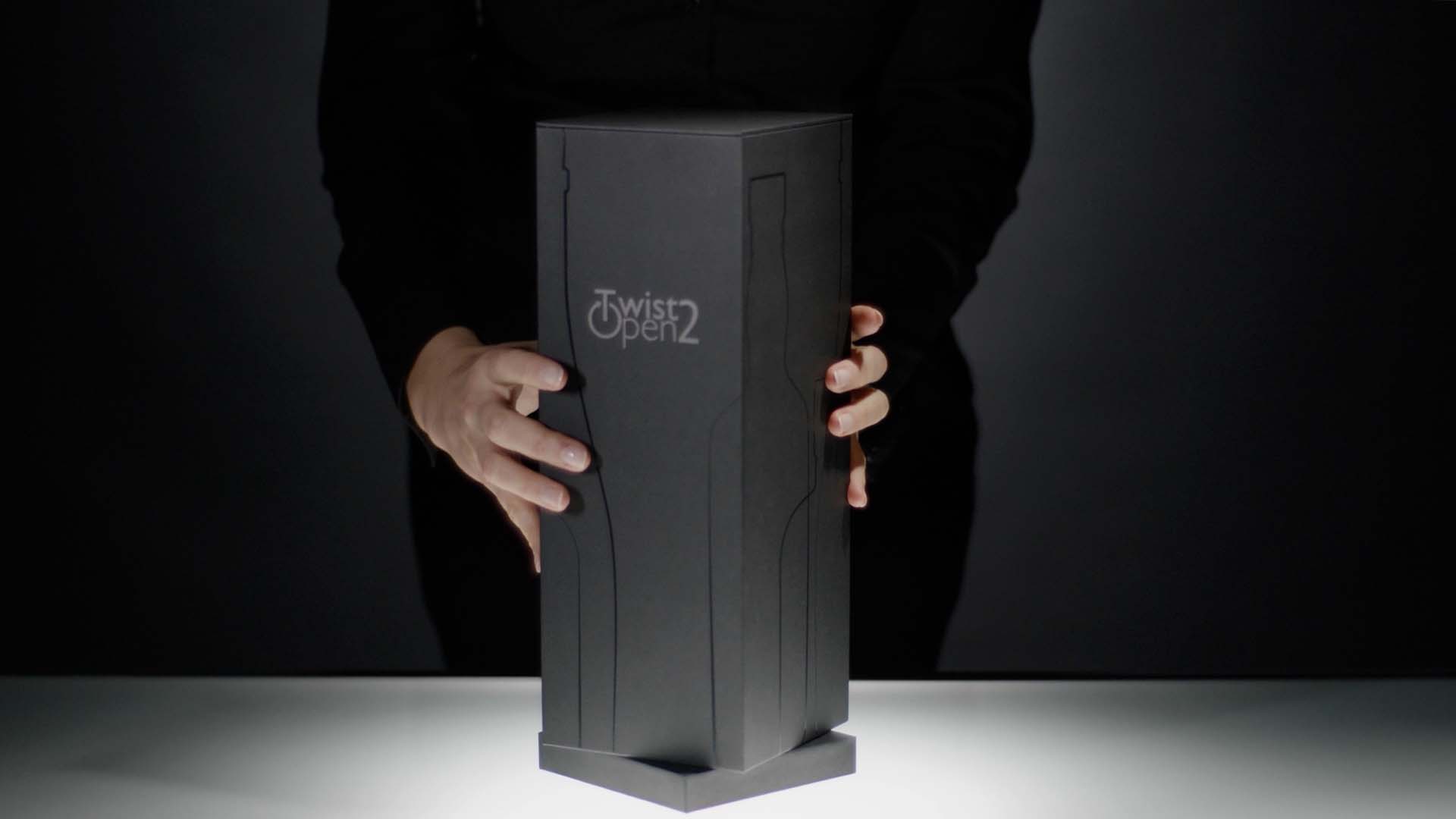Packaging noir Twist 2 Open tenu en studio, film publicitaire pour Promocean, expert POSM retail