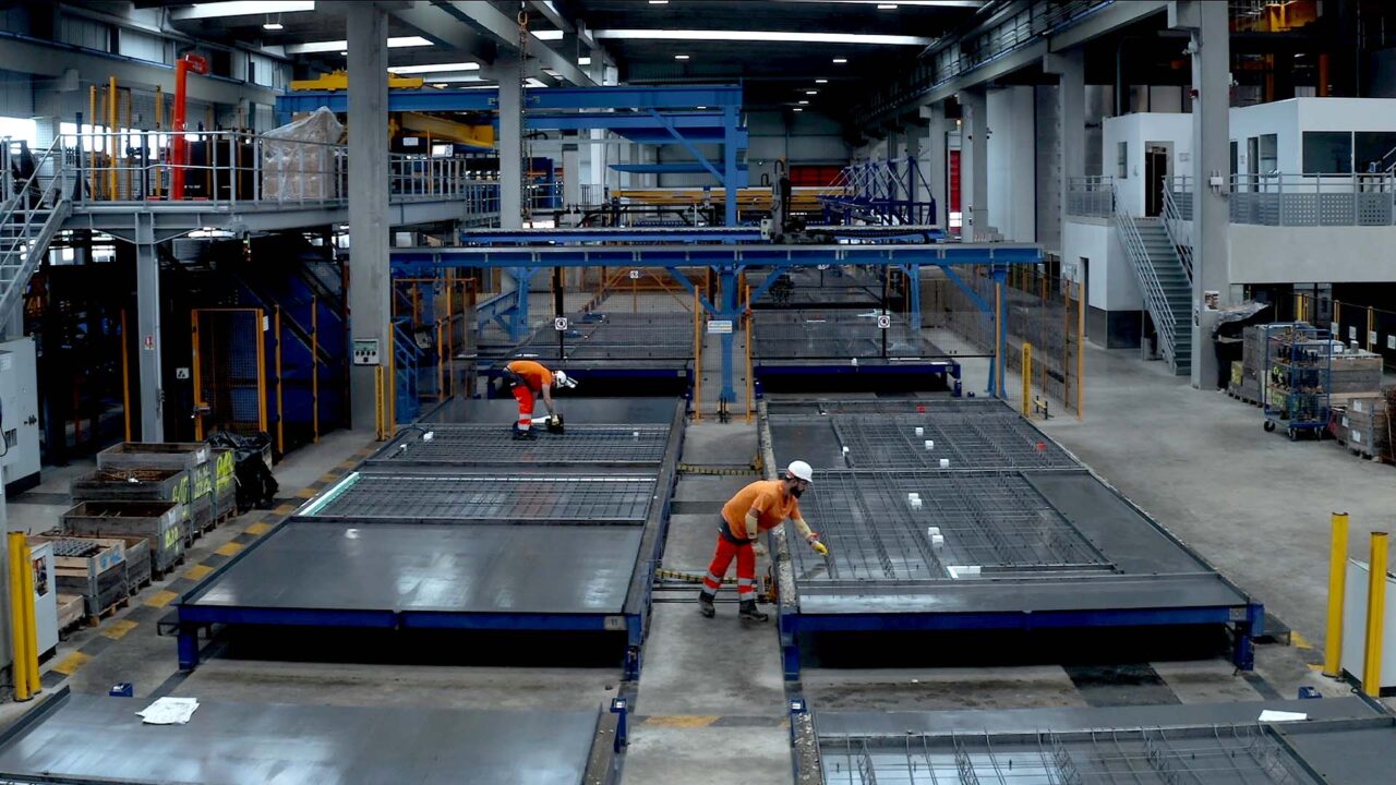 Ouvriers sur ligne de préfabrication béton en usine Rector Lesage, construction industrialisée — film institutionnel