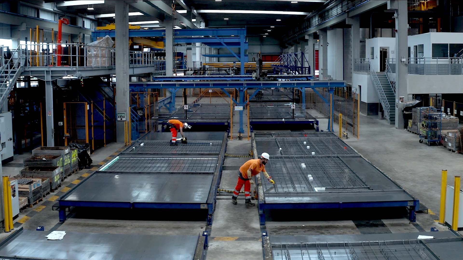 Ouvriers sur ligne de préfabrication béton en usine Rector Lesage, construction industrialisée — film institutionnel