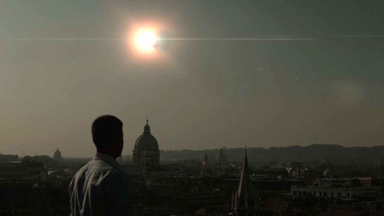 Silhouette contemplant Rome sous une éclipse, film de présentation Segula Technologies, ingénierie automobile