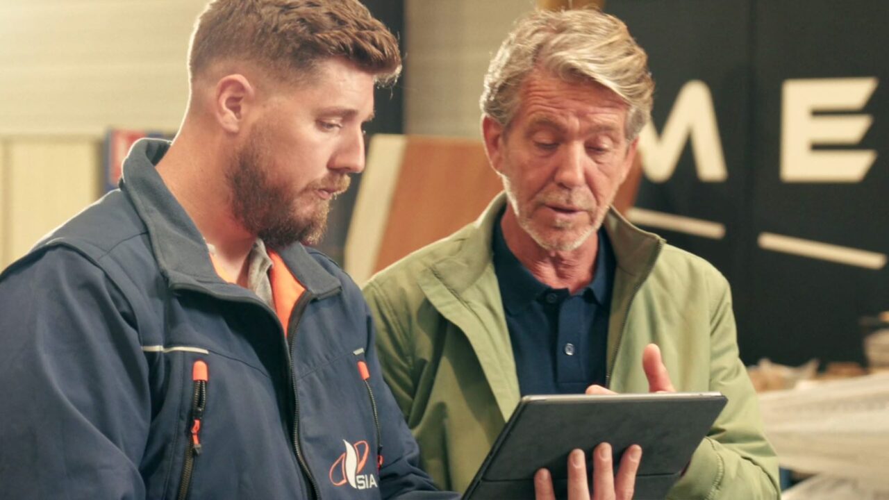 Technicien SIA Services et responsable consultant une tablette en atelier, film d'entreprise services du bâtiment