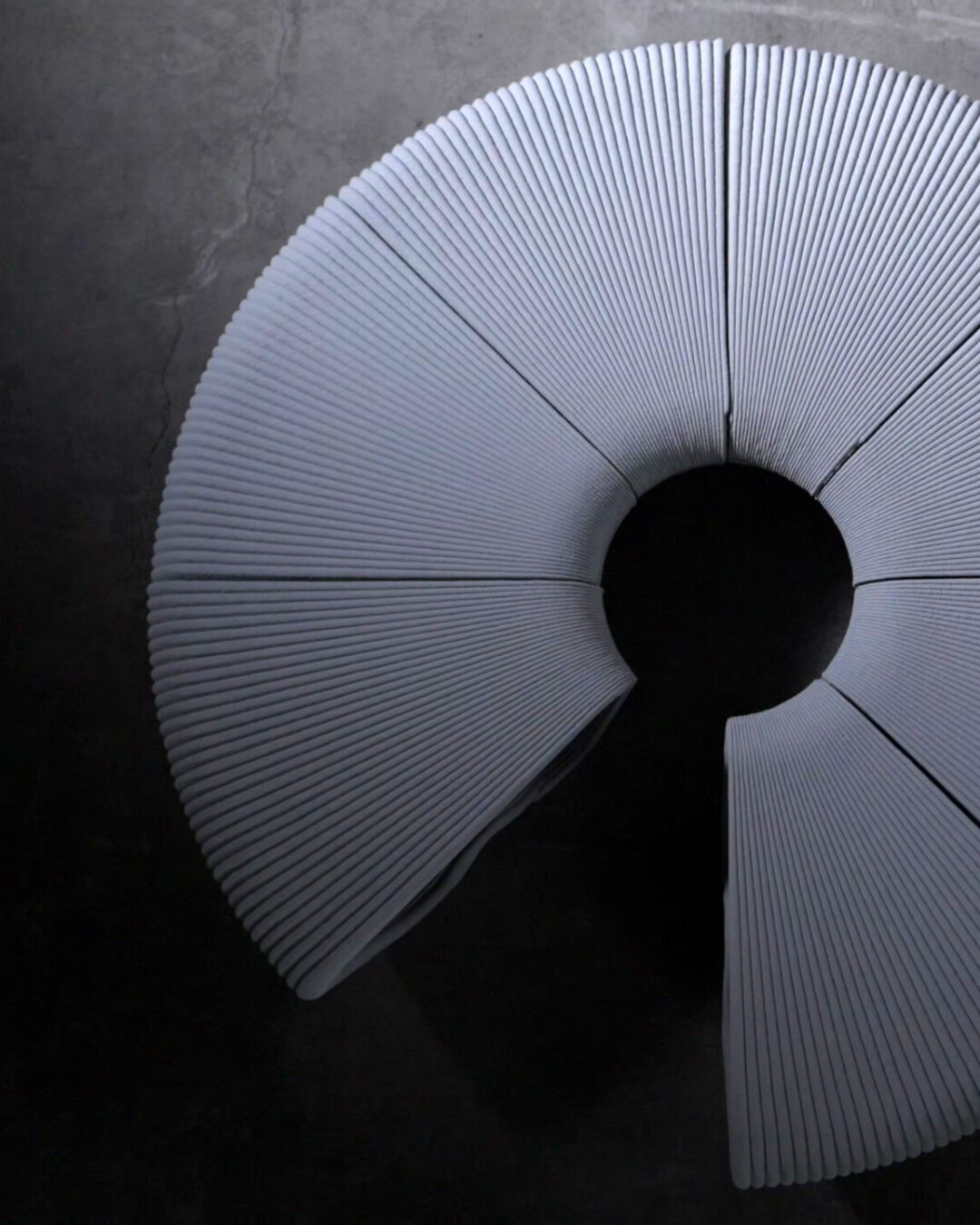 Vidéo IA pour Spie Batignolles : forme circulaire striée en 3D évoquant une empreinte digitale